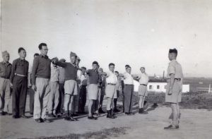 במסדר במחנה "דורה", יצחק שפרגל שני מימין