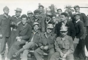 ניצולים בודדים מהקרב בעיראק אל מנשיה:
מוטק'ה קובלסקי עומד רביעי משמאל. יוסק'ה ברנטל יושב שני משמאל. דוד (דודל) יודקביץ' יושב ראשון מימין.