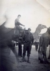 צולם בחצר משטרת בית ג'וברין
מנחם על הגמל ומתי אברוצקי למטה. בפעילות לעצירת ההברחות לכיס (בעיקר דלק וסיגריות) נתפסו שיירות גמלים. עד מהרה למדו כוחותינו לנצל את יתרונות הגמלים ועשו בהם שימוש להביא אספקה לעמדות ולסיורים.