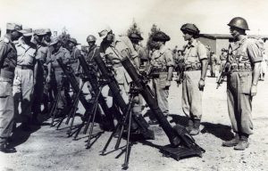 המח"ט מימין, מפקד הפלוגה המסייעת משמאל.
מפקד הפלוגה המסייעת של גדוד 33 בכל תקופת המלחמה הוא מרדכי (ג'דה) קסוינר (לימים עופר).