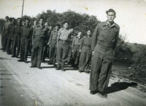 1947 ב"הדרגה"
המ"מ יגאל סוקולסקי בחזית, מוביל את המחלקה בתרגילי סדר. המדים, משום מה, נראים קצת אחידים ויפים מדי למה שהיה לחיילים בד"כ באותה תקופה.