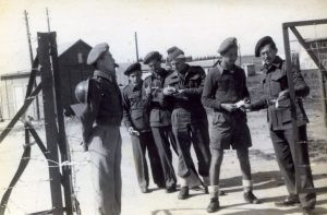 יציאה לחופשה בשער "המפדה", תחילת 48
אברהם (אברהמל'ה) שוחט עומד דום מתוח משמאל. מימין בודק את ה"פסים" חיים וינשטיין החבלן עתיר המוניטין ואחריו דודא זיו במכנסים קצרים, יוסק'ה דיאמנט, מיכאל גומפרט וזאב גוטמן ("הצרפתי") בסוף התור.