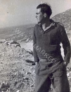 יגאל סוקולסקי (עצמון) מבני ברק
סגן מפקד "הפלוגה הדתית". כאן בחרבת אטללה זמן קצר לפני נופלו בקרב בעיראק אל מנשיה והוא בן 22. צילם יחיאל פרסיל.