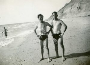 דב פוקס מימין ושמעון קוטנר על חוף נתניה
המ"מ הרציני והאהוב דב פוקס, נפל בקרב בעירק אל מנשיה והוא בן 23. כאן, בעת חופשה קצרה ממחנה 22, יוני 48. למשפחת פוקס היתה חנות דגים ברחוב בן פתחיה בבני ברק ודב, כנער צעיר, היה זה שנשא בנטל העיקרי בהפעלתה, ולמעשה, בפרנסת המשפחה.