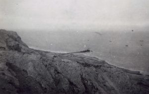 המזח בסדום, מרץ 1949
כאן נקשרה הנגררת ומכאן עלו עליה חיילי הפלוגה למסע הלילי לעין גדי שערך 4 שעות. על המשטח ההקפי הרחב של הנגררת, הניחו החברה פטיפון מונע ביד ושמעו מוסיקה כל הדרך !