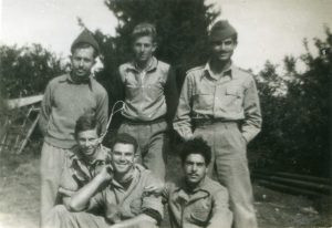 "שווייקה, 1.2.1948"
למעלה ומשמאל: עודד מחול מבנימינה, משה פרידמן מבנימינה אף הוא ובחור תימני מחדרה. למטה ומשמאל: משה קנדל (הצעיר בחבורה) ועמיצור בני בנימינה ומיכאל לדני הזכרונאי.