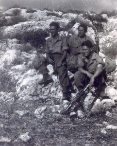 בקולה, אלי פרסר משמאל