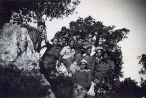 בקולה, יולי 1948
שמואלביץ' אומר עוד כי סרוב הפקודה לבשל בשבת היה במחנה 22 בבית ליד, ערב יציאה לפעילות במשלטי קולה. שני משמאל אוחז בעץ זה שמעון מנהיים, אחריו בחולצה בהירה אליעזר בלומנטל. שמעון נפל בקרב בעיראק אל מנשיה, אליעזר "דפק" לעצמו כדור ביד טרם היציאה לאותו קרב.