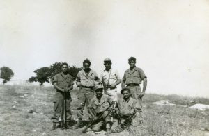 קיץ 48. יהודה שורץ, מימין, מסופח כחבלן לפלוגה
אחריו המ"פ בן ציון הלמן שנפל בעיראק אל מנשיה, המ"מ סול (שלום) בסקין, לוחם ומפקד בחיל הרגלים האמריקאי במלחמת העולם ה 2 שהגיע ארצה במסגרת מתנדבי חו"ל (ראו מצורף), המ"מ דב פוקס, חלל עיראק אל מנשיה אף הוא. למטה: מימין לא זכור בשמו ויעקב מרקוביץ' הרס"פ.
