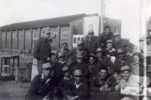 בהתארגנות במחנה חצור לקראת הירידה לכיס
ירחמיאל פוקס למטה מימין, צבי הרשקוביץ' משמאל. מאחור מעל כולם חיים רכס ולצידו יוסק'ה ברנטל, נחמיה שטיסל מתחת לרכס. בזמן הירידה לכיס פלוג'ה, היו ב"פלוגה הדתית" שתי מחלקות דתיות (9 ו 10) בפיקוד דב פוקס ומשה מנהיים בהתאמה ומחלקה לא דתית (11) בפיקוד יחיאל פרסיל.