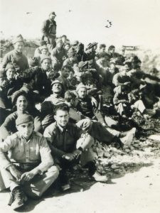 הופעת להקת אילון בפני הלוחמים
אלי פרסר בחזית שני משמאל, אברהם סברדלוב שלישי, מרדכי פריד רביעי (עם שפם וכובע גרב), שמעון קוטנר למעלה משמאל.