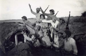 "אוירונים שלנו מעל טול-כרם"
בתקופת הקרבות על כפר יונה וגאולים ביוני 48. למעלה מימין: יוסף קלפנר ("ההונגרי") ואחד "התימנים". שורה אמצעית: ?, יגאל סוקולסקי, שלמה רוזנברג, ?.