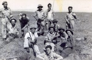 ככל הנראה אותו זמן ואותו מקום
למטה: אלברט קרויטורו. שורה מעל, מימין: מולה וינרסקי, הניו (נשלח לקורס מקבי"ם לפני הקרב הגורלי בעיראק אל מנשיה), היה סמל המחלקה, יגאל סוקולסקי הסמ"פ נפל באותו קרב. למעלה מימין: ישראל (טרסקה) ארביטמן שנפל אף הוא בקרב.