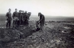 ינואר-פברואר 1949 בכיס פלוג'ה
אותו חורף היה גשום במיוחד. בוץ טובעני היה בעוכרי הלוחמים שלנו. בין אם אלה הרבים שקיפחו חייהם בקרב ובין אם אלה שהמשיכו למלא שגרה קרבית עוד במשך שבועות ארוכים אחריו, עד להסכם עם המצרים לפינוי הכיס.