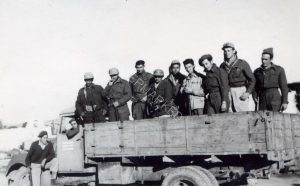 בדרך בית ג'וברין - דואימה, ינואר 1949
הכפר דואימה (כיום מושב אמציה) כ 12 ק"מ דרומית מזרחית לבית ג'וברין, אזור פורעים ערבים מועד, בו ישב חיל מצב. הדרכים הבוציות בחורף עשו כל תנועת כוחות למבצע ממש. כאן, משאית להובלת אספקה וציוד. שני מימין אריה אגולניק (גולן).