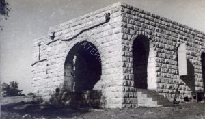 "בניין המטה", בית ג'וברין, נובמבר 1948
בבניין מוקמה מפקדת הפלוגה בעוד שמפקדת הגדוד מוקמה בתחנת המשטרה של בית ג'וברין.