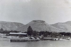 האזור המפורז - הסוסיתא מעל עין גב.
כח ישב גם בחוף "טבחה" וב"וילה מלצ'ט".