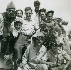 אנשי מפקדה של גדוד 33, ניר-עם, מרץ-אפריל 49
קוטנר חובש כובע עם סמל צה"ל בשורת הביניים.