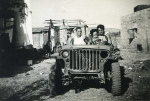 בכפר רנטיה בעת מבצע "דני"
מימין החובש הגדודי מיכאל שוייגר, משמאל הנהג הג'ינג'י גדעון שריבקה ובתווך חובשת.