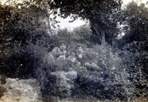 הר הכרמל 1921, מוסה גולדנברג מימין, יעקב ינובסקי (ינאי), אחיה של נעמי ניישולר, משמאל. במרכז, אורי, ילדם של המתיישבים נעמי ויוסף ניישולר.