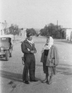 תחילת 1949, ג'דה ואשתו על רקע רחוב בבאר שבע.