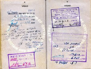 "רשיון לשהות במדינת ישראל".
חותמת ההגעה ארצה (בעמ' 9 למעלה) מיום 13 ביוני 1948. רשימת הציוד בעמ' 8: המוצרים שיובאו ארצה לא היו של אשר כלל ועיקר, אנשי עליה ב' תפסו "טרמפ" על הדרכון שלו והביאו את הציוד הנחוץ הזה לקיבוץ כפר בלום.