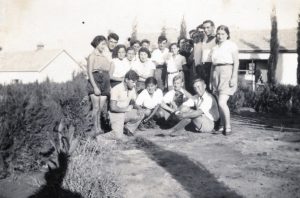 בסתיו 1933, פחות משנה לאחר העליה ארצה, קבוצת "בניר" עושה את צעדיה הראשונים ב"מגרש הקיבוצים" בחדרה. כיום האתר נמצא בלב העיר ממש, סביב רחוב דוד שמעוני, כקילומטר אחד בלבד מתחנת הרכבת חדרה מערב.