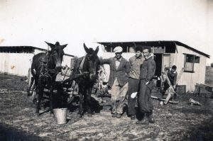 כנ"ל ... ברל (דב) קרופינסקי (קרן) במרכז.