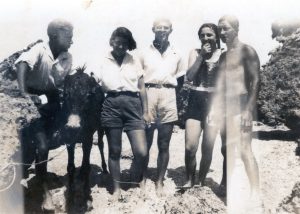 מלא-מעט תמונות שבתעוד ניתן להתרשם שלחברים היתה חיבה יתרה ל"ירידה" לשפת הים, ואל חופי הכפר ג'יסר א-זרקא היפים, באופן מיוחד. לא מפתיע אם נזכור שחלוצים אלה באו מפולין הקרה, רובם ככולם מערים ועיירות שתושביהן לא ראו שפת ים מעולם.