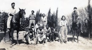 פועלים ערבים לצד יהודים בהפסקת עבודה בפרדס .... צלה בורנשטיין עומדת במרכז.