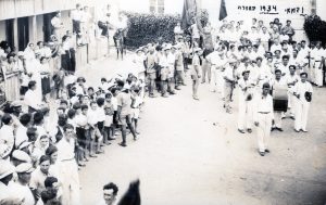 חגיגות "האחד במאי" 1934 בחדרה, שתי גלויות מצולמות. ניתן לזהות פנים מוכרות של חברי הקבוץ .... כלי נגינה רבים בתזמורת התהלוכה ואפילו פועלים ערבים.