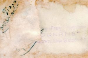 "בקבוץ .... תרצ"ב" .... עדות נוספת בחותם הפוטו "Moderne" ברחוב Aleja Wolnosci בצ'נסטוכובה (Czestochowa) על גבי תצלום שפותח במקום.