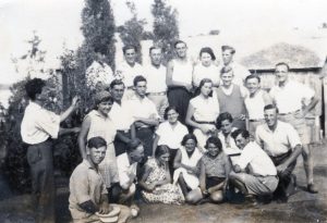 תצלום מזכרת קבוצתי יפה בחדרה. לאחר קשיים לא-מבוטלים בדרך, תהליך האינטגרציה בין שתי הקבוצות, זו ה"אמריקאית" וזו ה"פולנית", היה מהיר למדי, וסה"כ, למעלה משישים חברים וחברות מנתה הקבוצה המאוחדת. אותם "אמריקאים", זאת יש לזכור, היו מהגרים צעירים או בני מהגרים שזה מקרוב עזבו את פולין כך שהרקע האישי שלהם היה דומה במידה רבה לזה של חבריהם שנתקבצו מגלילות פולין השונים אל חוות ההכשרה בצ'נסטוכוב במסלול שהוביל אותם ארצה. ניתן לומר, אם כן, כי האיחוד בחדרה של שתי הקבוצות הללו לכלל ישות אחת לא היה אלא טבעי. דוגמא יפה לכך יש לראות בחתונתם של שניים אשר נפגשו לראשונה בחדרה: רחל קשטן אשר עלתה ארצה לאחר הכשרה בצ'נסטוכוב ומישה מילגרום (רימון), חניך השוה"צ ממונטריאול אשר כנער היגר עם משפחתו מפולין לקנדה.