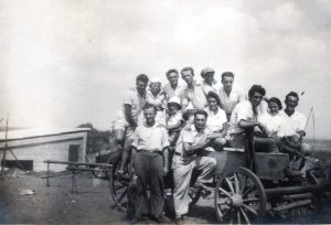 עיסוק נוסף לפרנסה בכל דרך הוא "תובלה", אל תחנת הרכבת וממנה למשל .... הרכב בחזית העגלה (השוט בין רגליו) הוא נחמן שטיינמן, אשתו מנוחה (מנוחק'ה) לצדו. למעלה שני מימין, ממושקף וחובש הקסקט, הוא זאב (ליפק) לבנה, שלישי הוא צבי גלצור וחמישית צפורה (ציפקה) אשתו. בני הזוג במרכז הם צילה ושמואל כהן, חברי גרעין "אמריקה" במקור.