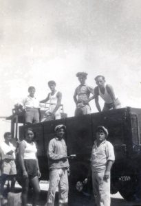 וגם בתובלה ממונעת עסקינן .... מישקה קפלן למעלה שני מימין, אריה אלנר למטה מימין.
