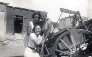 רבצ'ה ויינר, למטה, ושתי חברות טובות אשר לא זוהו בשמן.