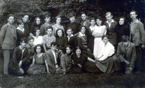 צ'נסטוכוב, ינואר 1933, תמונת פרידה קבוצתית מהחלוצים העולים ארצה. במזוהים: עומדת שניה משמאל יהודית שביט, דוד (דוידקה) חמילבסקי חמישי, יצחק (איציק) רוזן קיצוני מימין. יושב בשורת הביניים שני משמאל מיכאל (מישקה) קפלן ושלישית רחל קשטן הרובנאית. כורע בשורה החזיתית משמאל ברל קרופינסקי (קרן), שלמה (שלמ'ק) בורנשטיין קיצוני מימין ורחל לובובסקי (גוברמן) לידו בחולצה לבנה. רבים נוספים ניתן לזהות בתמונות המתעדות את המשך דרכה של הקבוצה בארץ.