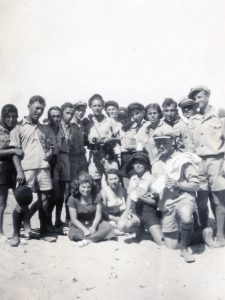אחרי כחמש שנים מיגעות ב"מגרש הקבוצים" בחדרה, ולקראת העליה על הקרקע בנקודת המעבר בג'וערה ביולי 1937, החברים צוהלים על שפת ימה של חדרה (לימים גבעת אולגה). הזוג משמאל הם פנחס (פוטי) ודבורה (דבורקה) רוזנבלום, צלה בורנשטיין עומדת רביעית מימין וחברים רבים נוספים.