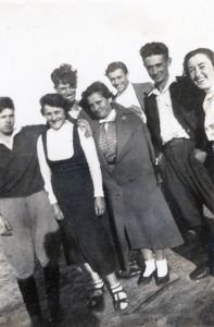 סוף ינואר 1933, קבוצת חברים מההכשרה על סיפון האניה בדרך ארצה !