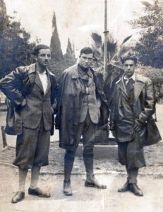 6 בפברואר 1933, תמונה ראשונה בארץ, מישקה מימין וחברים בשדרות רוטשילד בתל אביב. 
תהליך העליה ארצה והצעדים הראשונים כאן מתועדים דרך תמונות ורשמים תמציתיים ששירבט על גב חלק מהן החלוץ מיכאל (מישקה) קפלן. יליד 1911, קפלן עלה ארצה בראשית 1933 כאמור ונפטר ב 1962.
