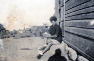 יולי 1933, תקופת "הסתגלות" בקבוץ משמר העמק. תשעה חברים וחברות (מישקה ביניהם), הקבוצה הראשונה של חברי הקבוץ המתגבש, הגיעה בשלב הראשון למשמר העמק.