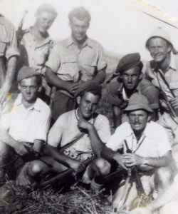 שנים מנופלי טנטורה בין החברים כאן. למעלה מימין: מנשה מורבה, עקיבא סולוביי, משה טמפלהוף שנפל בקרב בטנטורה, מאיר בנימין. למטה מימין: חיים לוינשטיין שנפל אף הוא בקרב בטנטורה, הניו, ?.