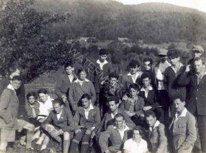 הנהלת מושבת המנהלים, ז'קלה, 1929.ספיר יושב במרכז, יד חבר על כתפו, טושק אמרנט למעלה שלישי מימין.