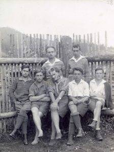 מושבת מנהלים, ליפוביצה, 1938."ההנהגה הראשית של השומר הצעיר בגליציה",  אליעזר ספיר יושב שני מימין. ליפוביצה היא עיירה הסמוכה לפשמישל.