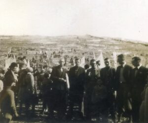 אותו זמן אותו מקום, אלי שלישי מימין. בשלב מסוים של הלימודים, פתחה הסוכנות היהודית קורס לאנגלית על מנת להכשיר סטודנטים מהאוניברסיטה להשתלב בחיים תחת שלטון המנדט. אלי פקד את הקורס הזה ומאוחר יותר גם החל ללמוד ערבית. בתקופה זו, ולצורך טיול לביירות, גם הוציא פספורט בריטי.