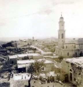 וכאן מבט מקרוב על כנסית המולד במלוא הדרה. 
הפניה של איש הסוכנות היהודית כאמור, מוסיף אלי, לא היתה אל טוב ליבם והבנתם של הסטודנטים אלא צו גיוס לכל דבר. יש גם לזכור שהיתה מכסה מסוימת שהבריטים היו מוכנים לגייס ולשלוח כתגבורת לישובים היהודיים והקריטריונים האישים למתגיסים היו מחמירים. כחמישים סטודנטים מהאוניברסיטה הגיעו לקורס שהתקיים בביה"ס לשוטרים בשייח ג'ראח ובסיומו פוזרו הללו בכל הארץ. רבים אחרים מצאו דרך להשתמט אומר אלי.