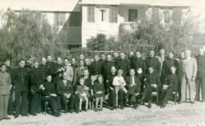 לאחר סיום הקורס הוצב אלי (עומד חמישי מימין, בחליפה בהירה) בתחנת המשטרה של מערב חיפה. כאן בתמונה, בארוע לציון חג כלשהו כשבמרכז (עם הילדה על ברכיו) הקצין הבריטי קרידון, מפקד תחנת המשטרה. התמונה צולמה ליד ביתו של קרידון במושבה הגרמנית.