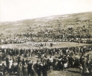 יום ספורט וחגיגת ט"ו בשבט, בית הכרם, 8 בפברואר 1936. 
רק בבית הכרם, שהיה אז אזור חילוני מבחינת אוכלוסייתו, ניתן היה לערוך ארועים מסוג זה שהפגישו בנים ובנות בלבוש "לא צנוע". אלי בשורה החזיתית, ראשון משמאל.