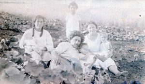 כפר יחזקאל 1924, יוסף ונעמי ניישולר ושלושת ילדיהם (הגדול נולד בבאר טוביה, השניים הקטנים בכפר יחזקאל) עם עבריה כרמי לבית וילקומיץ, אשת משה כרמי אחיה הבכור של נעמי, מימין. 
מספר שנים לאחר מכן, נעמי ויוסף יתגרשו, נעמי תישאר בכפר יחזקאל (ותשנה את שם משפחתה לגלבוע) ויוסף יעזוב.