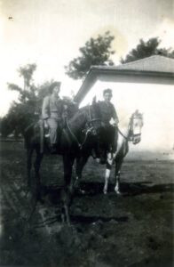 באבן יהודה, דב על הסוס הלבן, דוד פ. על השחור.